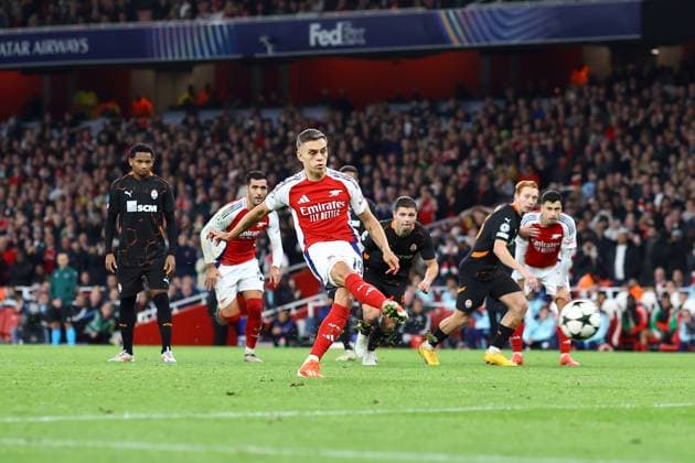 Arsenal v Shakhtar Donetsk 22 October 2024, London - UEFA Champions League - Arsenal v Shakhtar Donetsk - Leandro Trossard of Arsenal misses a penalty - Photo: Jacques Feeney Offside. London UK Copyright: xJacquesxFeeneyx xOffsidexOffside