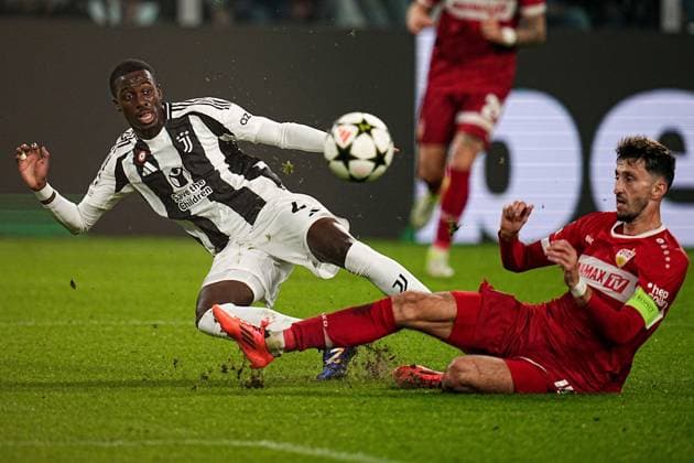 Sport Bilder des Tages Juventus Timothy Weah fights for the ball with Stuttgart s Atakan Karazor during the Uefa Champions League soccer match, between Juventus and Stuttgart at the Allianz Stadium in Turin, north west Italy - Tuesday, October 22, 2024. - Soccer  Copyright: xMarcoxAlpozzi LaPressex