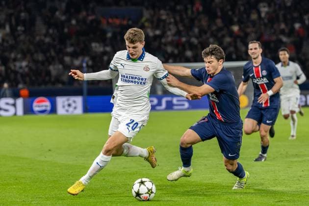 22-10-2024 PSG - Eindhoven Denis TRASFI MAXPPP - (C) Denis TRASFI MAXPPP - à Boulogne-Billancourt au Parc des Princes le 22-10-2024 - UEFA Ligue des champions, Ligue des Champions, Champion s league, Match de poule : Paris Saint Germain - PSV Eindhoven - Guus Til à la lutte avec Vitinha