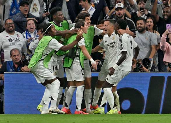 Sport Bilder des Tages 22.10.2024, Fussball UEFA Champions League 2024 2025, 3.Spieltag, Real Madrid - Borussia Dortmund, im Estadio Santiango Bernabeu in Madrid (Spanien), Lucas Vazquez (Real Madrid) jubelt mit seinen Mitspielern über das 3:2