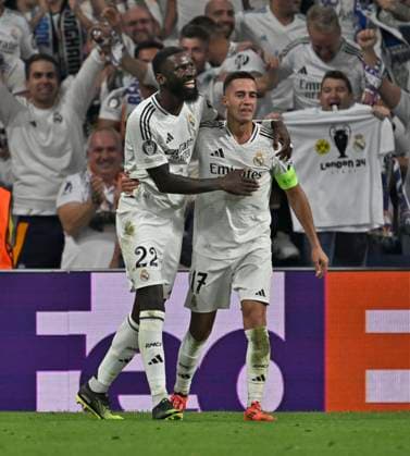 22.10.2024, Fussball UEFA Champions League 2024 2025, 3.Spieltag, Real Madrid - Borussia Dortmund, im Estadio Santiango Bernabeu in Madrid (Spanien), Lucas Vazquez (Real Madrid) jubelt mit seinen Mitspielern über das 3:2, hier mit Antonio Rüdiger (Real Madrid)