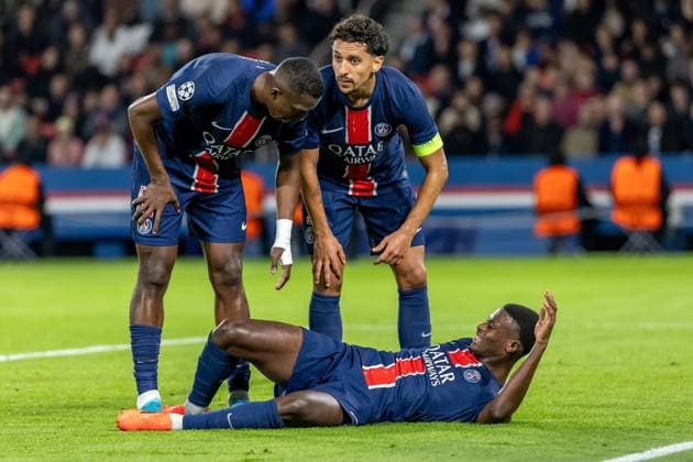 22-10-2024 PSG - Eindhoven Denis TRASFI MAXPPP - (C) Denis TRASFI MAXPPP - à Boulogne-Billancourt au Parc des Princes le 22-10-2024 - UEFA Ligue des champions, Ligue des Champions, Champion s league, Match de poule : Paris Saint Germain - PSV Eindhoven - Ousmane Dembélé à terre avec Marquinhos et Willian Pacho