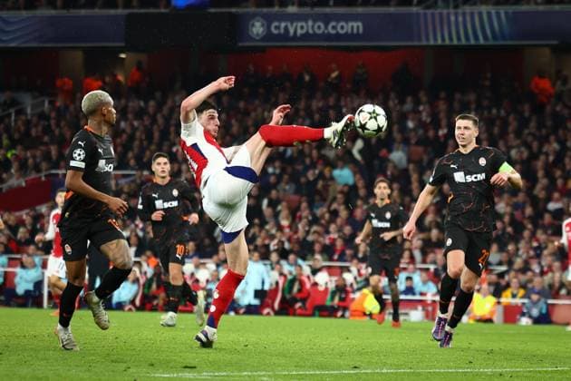 Declan Rice of Arsenal with a shot on goal Arsenal v Shakhtar Donetsk, UEFA Champions League, Group Stage, Football, Emirates Stadium, London, UK, 22 Oct 2024 EDITORIAL USE ONLY No use with unauthorised audio, video, data, fixture lists, club league logos or live services. Online in-match use limited to 120 images, no video emulation. No use in betting, games or single club league player publications.  Copyright: xSimonxDael Shutterstockx 14801590ao