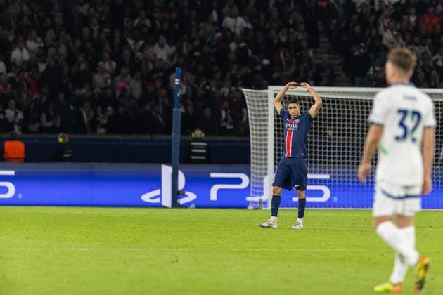 22-10-2024 PSG - Eindhoven Denis TRASFI MAXPPP - (C) Denis TRASFI MAXPPP - à Boulogne-Billancourt au Parc des Princes le 22-10-2024 - UEFA Ligue des champions, Ligue des Champions, Champion s league, Match de poule : Paris Saint Germain - PSV Eindhoven - Achraf Hakimi levant les bras en l air de joie