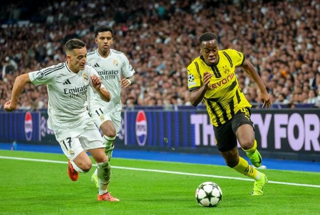 Jamie Gittens (Dortmund 43), Lucas Vazquez (Madrid 17) ESP, Real Madrid vs. Borussia Dortmund, Fussball, Champions-League, 3. Spieltag, Saison 2024 2025, 22.10.2024 ESP, Real Madrid vs. Borussia Dortmund, Fussball, Champions-League, 3. Spieltag, Saison 2024 2025, 22.10.2024 Madrid Copyright: xEibner-Pressefoto JoergxNiebergax EP_JNL
