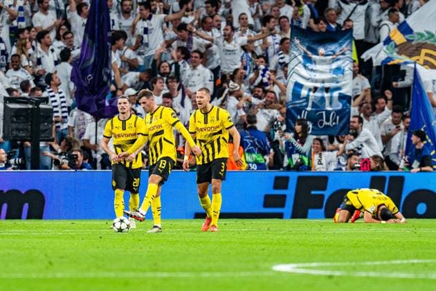 22.10.2024, Real Madrid vs. Borussia Dortmund, UEFA Champions League, 3. Spieltag Marcel Sabitzer (Borussia Dortmund, 20) Pascal Gross (Borussia Dortmund, 13) Nico Schlotterbeck (Borussia Dortmund, 4) Ramy Bensebaini (Borussia Dortmund, 5) sind unglücklich über das Tor zum 4:2 von Vinicius Junior (Real Madrid, 7) Copyright: xBahhoxKarax