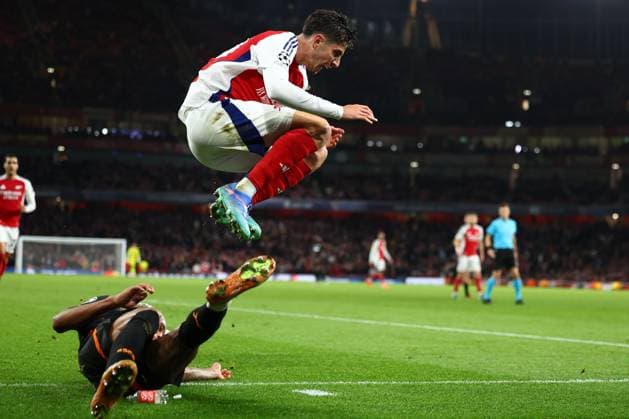 Sport Bilder des Tages Kai Havertz of Arsenal fouled by Pedrinho of Shakhtar Donetsk who is shown a yellow card Arsenal v Shakhtar Donetsk, UEFA Champions League, Group Stage, Football, Emirates Stadium, London, UK, 22 Oct 2024 EDITORIAL USE ONLY No use with unauthorised audio, video, data, fixture lists, club league logos or live services. Online in-match use limited to 120 images, no video emulation. No use in betting, games or single club league player publications.  Copyright: xSimonxDael Shutterstockx 14801590ap