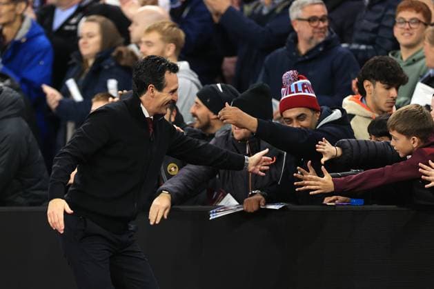 Football - UEFA Champions League - League Phase - Aston Villa v Bologna 22nd October 2024 - UEFA Champions League - League Phase - Aston Villa v Bologna - Aston Villa manager Unai Emery hi-fives the fans - Photo: Simon Stacpoole Offside. Birmingham UK Copyright: xSimonxStacpoolexOffside