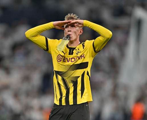 22.10.2024, Fussball UEFA Champions League 2024 2025, 3.Spieltag, Real Madrid - Borussia Dortmund, im Estadio Santiango Bernabeu in Madrid (Spanien), Die Dortmunder Spieler lassen die Köpfe hängen. Maximilian Beier (Borussia Dortmund) schaut nach oben