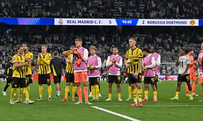 22.10.2024, Fussball UEFA Champions League 2024 2025, 3.Spieltag, Real Madrid - Borussia Dortmund, im Estadio Santiango Bernabeu in Madrid (Spanien), Die Dortmunder Spieler sind nach dem Spiel enttäuscht. Das Ergebnis von 5:2
