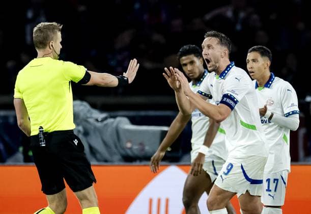 Sport Bilder des Tages PARIS - (l-r) Referee Glenn Nyberg, Luuk de Jong of PSV Eindhoven react during the UEFA Champions League match between Paris Saint Germain and PSV Eindhoven at Parc des Princes on Oct. 22, 2024 in Paris, France. ANP ROBIN VAN LONKHUIJSEN UEFA Champions League 2024 25 xVIxANPxSportx xxANPxIVx 511589298 originalFilename: 511589298.jpg