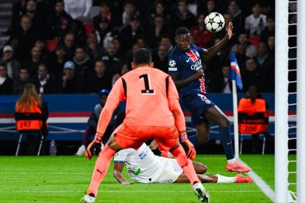 Walter Benitez ( 1 - PSV ) , TAVARES Nuno MENDES ( 25 - PSG ) and Ryan Flamingo ( 6 - PSV ) during the UEFA Champions League match between Paris Saint Germain and PSV Eindhoven at Parc Des Princes on October 22, 2024 in Paris, France. ( Photo by federico pestellini panoramic ) - FOOTBALL : PSG vs PSV - Ligue des Champions - 22 10 2024 FedericoPestellini Panoramic 