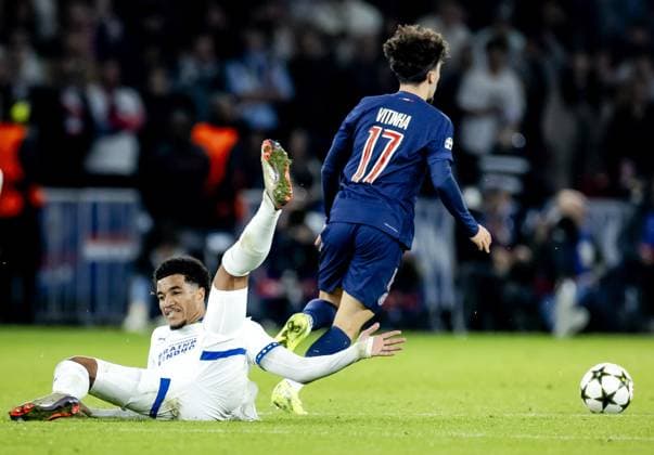 PARIS - Malik Tillman of PSV Eindhoven and Vitinha of Paris Saint-Germain (l-r) during the UEFA Champions League match between Paris Saint Germain and PSV Eindhoven at Parc des Princes on Oct. 22, 2024 in Paris, France. ANP ROBIN VAN LONKHUIJSEN UEFA Champions League 2024 25 xVIxANPxSportx xxANPxIVx 511590938 originalFilename: 511590938.jpg