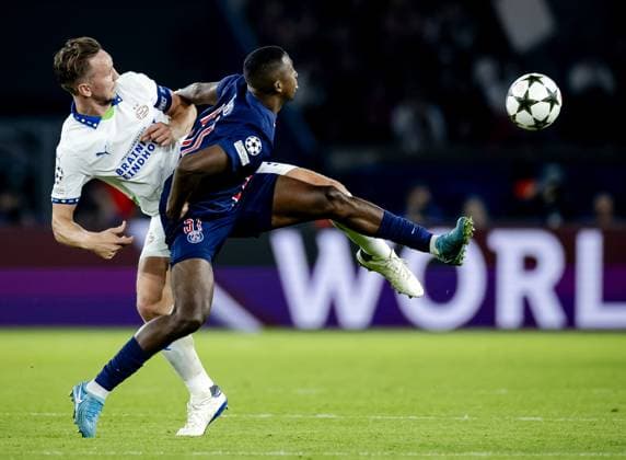 PARIS - Luuk de Jong of PSV Eindhoven and Willian Pacho of Paris Saint-Germain (l-r) during the UEFA Champions League match between Paris Saint Germain and PSV Eindhoven at Parc des Princes on Oct. 22, 2024 in Paris, France. ANP ROBIN VAN LONKHUIJSEN UEFA Champions League 2024 25 xVIxANPxSportx xxANPxIVx 511591508 originalFilename: 511591508.jpg