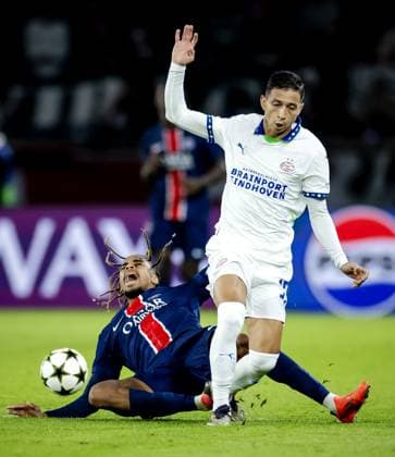 PARIS - Bradley Barcola of Paris Saint-Germain and Mauro Junior of PSV Eindhoven (l-r) during the UEFA Champions League match between Paris Saint Germain and PSV Eindhoven at Parc des Princes on Oct. 22, 2024 in Paris, France. ANP ROBIN VAN LONKHUIJSEN UEFA Champions League 2024 25 xVIxANPxSportx xxANPxIVx 511591812 originalFilename: 511591812.jpg