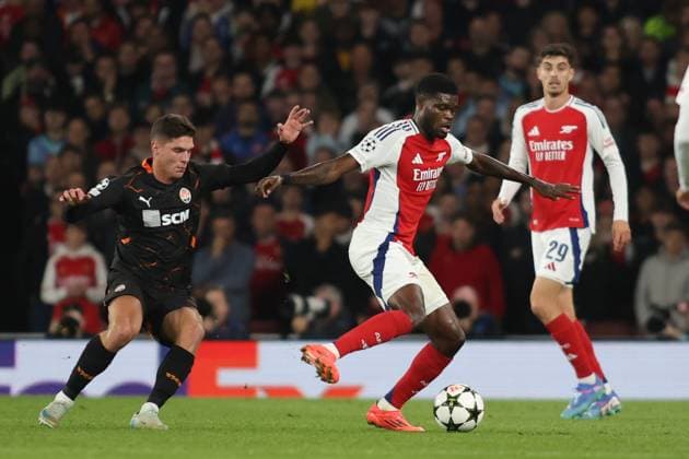 London, England, October 22nd 2024: Thomas Partey (5 Arsenal) protects the ball from Heorhiy Sudakov (10 Shakhtar Donetsk) during the UEFA Champions League game between Arsenal and Shakhtar Donetsk at Emirates Stadium in London, England (Alexander Canillas SPP) Copyright: xAlexanderxCanillas SPPx spp-en-AlCa-9U2A2589