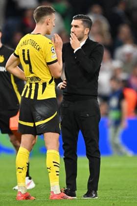 Madrid, Estadio Santiago Bernabeu, 22.10.24, GER, Herren, UEFA Champions League, Saison 2024-2025, Real Madrid - Borussia Dortmund Bild: v.li. Nico SCHLOTTERBECK (Dortmund) und Trainer Nuri SAHIN (Dortmund) Only for editorial use! UEFA regulations prohibit any use of photographs as image sequences and or quasi-video. Spanien
