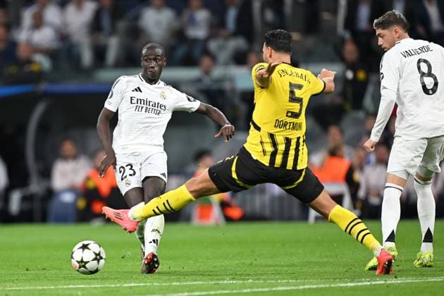 Madrid, Estadio Santiago Bernabeu, 22.10.24, GER, Herren, UEFA Champions League, Saison 2024-2025, Real Madrid - Borussia Dortmund Bild: v.li.Ferland MENDY (Real Madrid), Rama BENSEBAINI (Dortmund) und FEDE VALVERDE (Real Madrid) Only for editorial use! UEFA regulations prohibit any use of photographs as image sequences and or quasi-video. Spanien