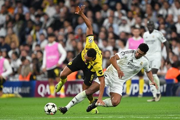 Madrid, Estadio Santiago Bernabeu, 22.10.24, GER, Herren, UEFA Champions League, Saison 2024-2025, Real Madrid - Borussia Dortmund Bild: v.li. im Zweikampf Felix NMECHA (Dortmund) und Jude BELLINGHAM (Real Madrid) Only for editorial use! UEFA regulations prohibit any use of photographs as image sequences and or quasi-video. Spanien