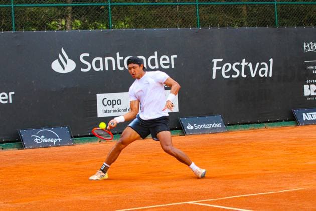 Felipe Meligeni advances in the Curitiba Challenger CURITIBA (PR) 10 22 2024- TENNIS ATP, Tennis Herren TOUR CHALLENGER DE CURITIBA FELIPE MELIGENI- In the first round of the ATP Challenger de Curitiba, tennis player Felipe Meligeni beat fellow Brazilian Pedro Sakamato on the main court of Graciosa Country Club on the afternoon of Tuesday, October 22, 2024. (Foto: Edson De Souza Thenews2 imago images) SPO  Copyright: xEdsonxTeodoroxDexSouzax