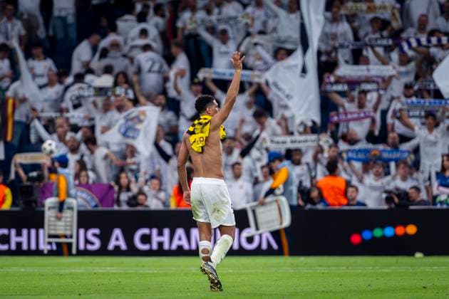 Real Madrid CF v Borussia Dortmund - UEFA Champions League 2024 25 League Phase MD3 Jude Bellingham of Real Madrid CF cheers the fans during the UEFA Champions League 2024 25 League Phase MD3 match between Real Madrid CF and Borussia Dortmund at Estadio Santiago Bernabeu on October 22, 2024 in Madrid, Spain. Madrid Estadio Santiago Bernabeu Madrid Spain Copyright: xAlbertoxGardinx AGardin_20241022_Football_Champions_Real_Madrid_Borussia_Dortmund_37