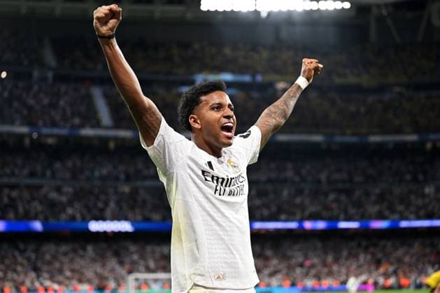 Sport Bilder des Tages Madrid, Estadio Santiago Bernabeu, 22.10.24, GER, Herren, UEFA Champions League, Saison 2024-2025, Real Madrid - Borussia Dortmund Bild: RODRYGO (Real Madrid) jubelt nach dem Tor zum 3:2 durch Lucas VAZQUEZ (Real Madrid) Only for editorial use! UEFA regulations prohibit any use of photographs as image sequences and or quasi-video. Spanien