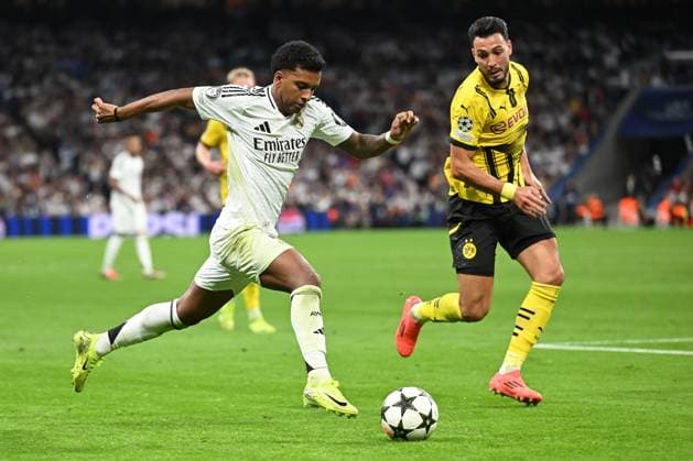 Madrid, Estadio Santiago Bernabeu, 22.10.24, GER, Herren, UEFA Champions League, Saison 2024-2025, Real Madrid - Borussia Dortmund Bild: v.li. im Zweikampf RODRYGO (Real Madrid) und Ramy BENSEBAINI (Dortmund) Only for editorial use! UEFA regulations prohibit any use of photographs as image sequences and or quasi-video. Spanien