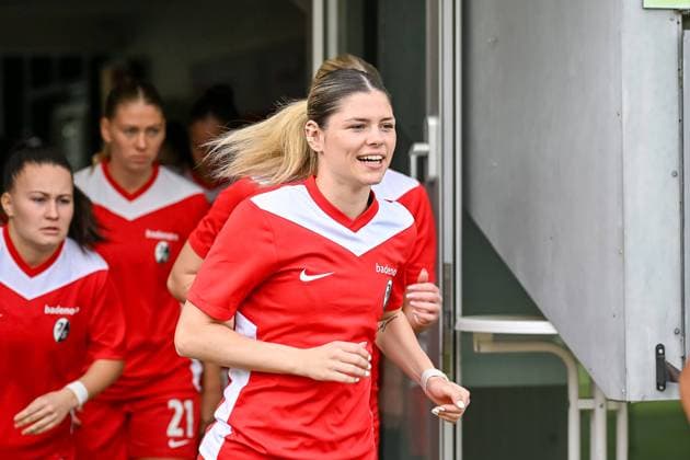 Eileen Campbell (SC Freiburg Frauen, 10) GER, SC Freiburg - RB Leipzig, Frauen-Fussball, Google Pixel Frauen-Bundesliga, 7. Spieltag, Saison 2024 2025, 20.10.2024 DFB REGULATIONS PROHIBIT ANY USE OF PHOTOGRAPHS AS IMAGE SEQUENCES AND OR QUASI-VIDEO GER, SC Freiburg - RB Leipzig, Frauen-Fussball, Google Pixel Frauen-Bundesliga, 7. Spieltag, Saison 2024 2025, 20.10.2024 Freiburg Copyright: xEibner-Pressefoto ThomasxHessx EP_THS