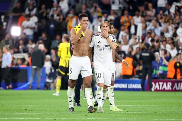 October 22, 2024, Madrid, Spain: Jude Bellingham (L), British footballer and Luka Modri? (R), Croatian footballer for Real Madrid at the end of a Champions League match. Real Madrid defeated Borussia Dortmund 5-2 tonight at the Santiago Bernabeu Stadium in the UEFA Champions League. Madrid Spain - ZUMAs197 20241022_aaa_s197_656 Copyright: xDavidxCanalesx