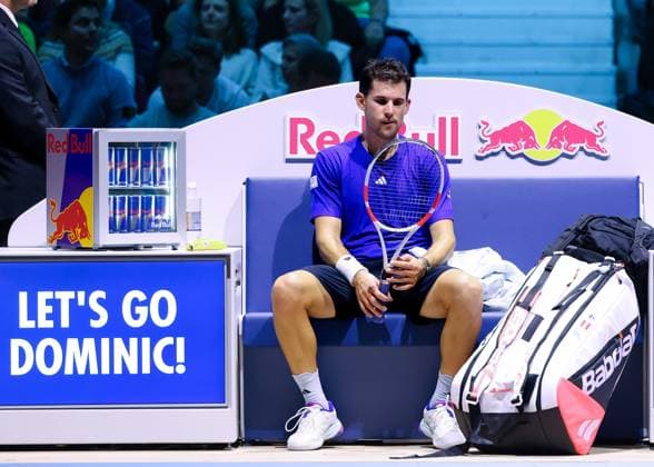 Dominic Thiem sitzt auf der Bank waehrend der Spielpause und schaut auf seinen Schlaeger. Tennis - ERSTE BANK OPEN 2024 - ATP, Tennis Herren 500 - Stadthalle - Wien - - Oesterreich - 22 October 2024. Copyright: xJuergenxHasenkopfx