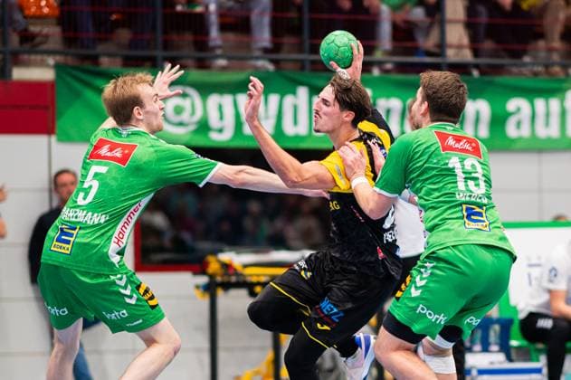 22.10.2024 - Handball, 2024 2025, 2. Daikin Bundesliga, 8. Spieltag, GWD Minden - HSC 2000 Coburg: (L-R) Florian Kranzmann (Minden), Mikael Helmersson (Coburg), Ian Weber (Minden)