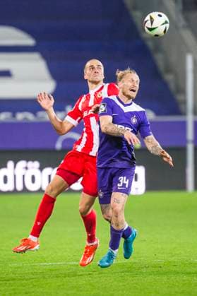 22.10.2024, xomx, Fussball 3.Liga, Erzgebirge Aue - Energie Cottbus emspor, v.l. Phil Halbauer (FC Energie Cottbus) und Marvin Stefaniak (FC Erzgebirge Aue) im Zweikampf am Ball. (DFL DFB REGULATIONS PROHIBIT ANY USE OF PHOTOGRAPHS as IMAGE SEQUENCES and or QUASI-VIDEO) Aue