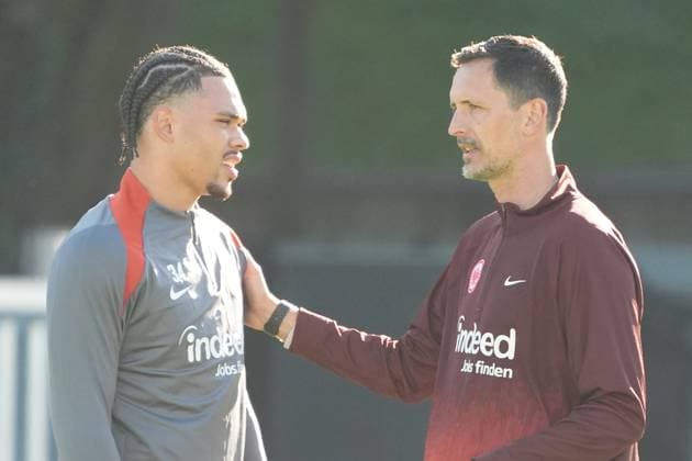 Trainer Dino Toppmöller (Eintracht Frankfurt) im Gespräch mit Nnamdi Collins (Eintracht Frankfurt, 34) - Frankfurt 23.10.2024: Eintracht Frankfurt Abschlusstraining vor der Europa League gegen Riga, Deutsche Bank Park, UEFA Europa League