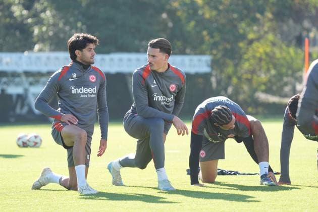 Mahmoud Dahoud (Eintracht Frankfurt, 18), Robin Koch (Eintracht Frankfurt, 04), Nnamdi Collins (Eintracht Frankfurt, 34) - Frankfurt 23.10.2024: Eintracht Frankfurt Abschlusstraining vor der Europa League gegen Riga, Deutsche Bank Park, UEFA Europa League