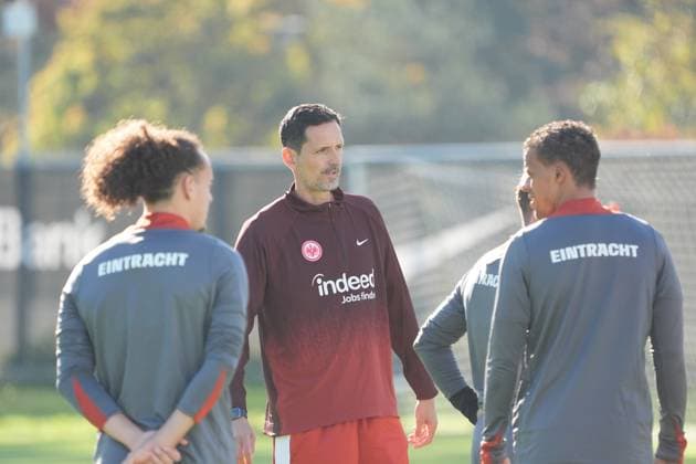 Ansprache Trainer Dino Toppmöller (Eintracht Frankfurt) - Frankfurt 23.10.2024: Eintracht Frankfurt Abschlusstraining vor der Europa League gegen Riga, Deutsche Bank Park, UEFA Europa League