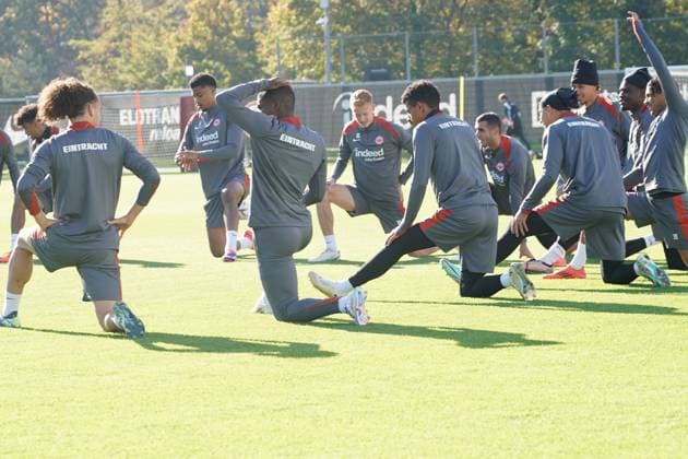 Mannschaft von Eintracht Frankfurt läuft sich warm *MAX* - Frankfurt 23.10.2024: Eintracht Frankfurt Abschlusstraining vor der Europa League gegen Riga, Deutsche Bank Park, UEFA Europa League