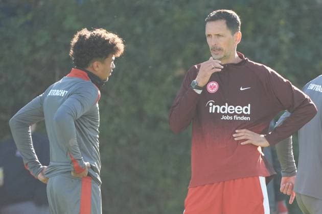 Trainer Dino Toppmöller (Eintracht Frankfurt) im Gespräch mit Nathaniel Brown (Eintracht Frankfurt, 21) - Frankfurt 23.10.2024: Eintracht Frankfurt Abschlusstraining vor der Europa League gegen Riga, Deutsche Bank Park, UEFA Europa League