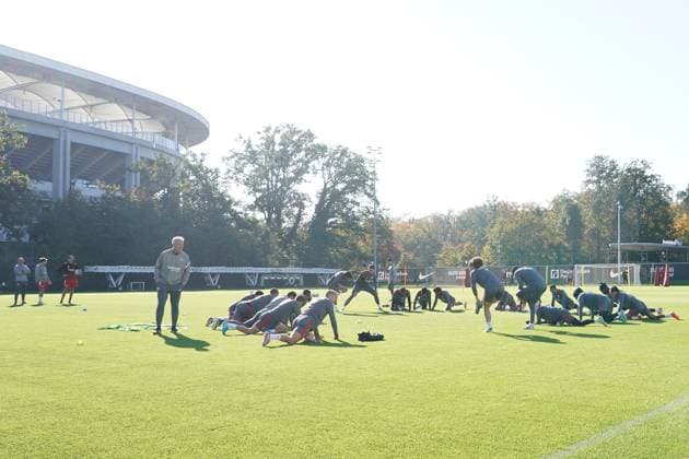 Mannschaft von Eintracht Frankfurt läuft sich warm *MAX* - Frankfurt 23.10.2024: Eintracht Frankfurt Abschlusstraining vor der Europa League gegen Riga, Deutsche Bank Park, UEFA Europa League