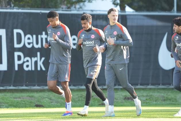 Aurele Amenda (Eintracht Frankfurt, 05), Ansgar Knauff (Eintracht Frankfurt, 36) und Robin Koch (Eintracht Frankfurt, 04) laufen sich warm - Frankfurt 23.10.2024: Eintracht Frankfurt Abschlusstraining vor der Europa League gegen Riga, Deutsche Bank Park, UEFA Europa League