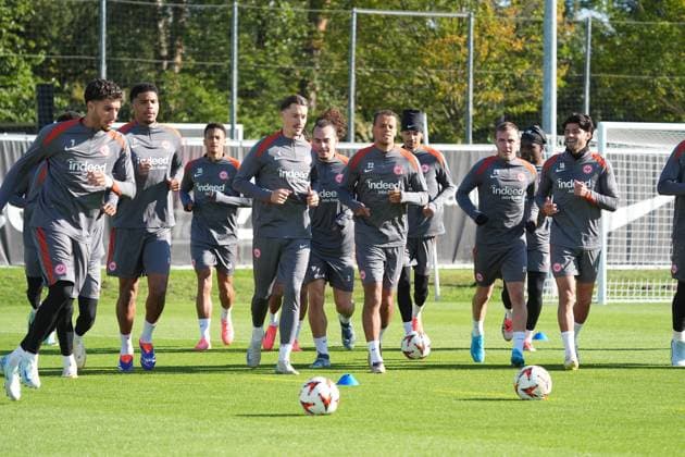 Mannschaft läuft sich warm - Frankfurt 23.10.2024: Eintracht Frankfurt Abschlusstraining vor der Europa League gegen Riga, Deutsche Bank Park, UEFA Europa League