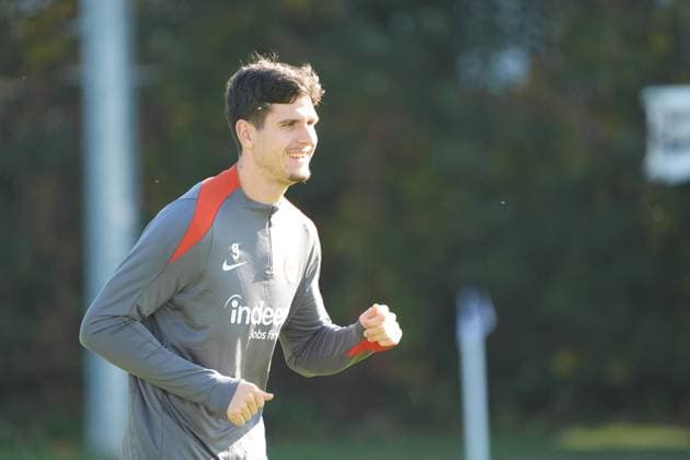 Igor Matanovic (Eintracht Frankfurt, 09) kommt verspätet zum Training und läuft sich individuell warm - Frankfurt 23.10.2024: Eintracht Frankfurt Abschlusstraining vor der Europa League gegen Riga, Deutsche Bank Park, UEFA Europa League