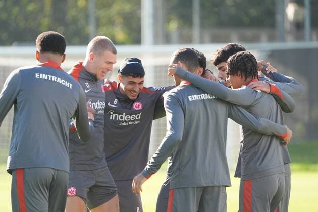Mannschaft feiert den Sieg im internen Wettbewerb - Frankfurt 23.10.2024: Eintracht Frankfurt Abschlusstraining vor der Europa League gegen Riga, Deutsche Bank Park, UEFA Europa League