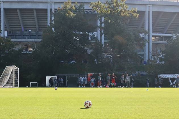 Eintracht Training am Stadion *MAX* - Frankfurt 23.10.2024: Eintracht Frankfurt Abschlusstraining vor der Europa League gegen Riga, Deutsche Bank Park, UEFA Europa League