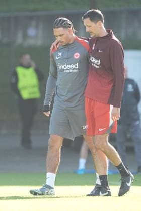 Trainer Dino Toppmöller (Eintracht Frankfurt) im Gespräch mit Nnamdi Collins (Eintracht Frankfurt, 34) - Frankfurt 23.10.2024: Eintracht Frankfurt Abschlusstraining vor der Europa League gegen Riga, Deutsche Bank Park, UEFA Europa League