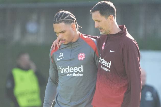 Trainer Dino Toppmöller (Eintracht Frankfurt) im Gespräch mit Nnamdi Collins (Eintracht Frankfurt, 34) - Frankfurt 23.10.2024: Eintracht Frankfurt Abschlusstraining vor der Europa League gegen Riga, Deutsche Bank Park, UEFA Europa League