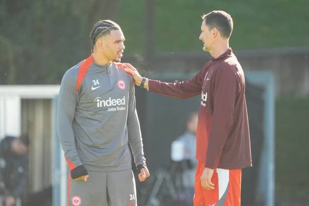 Trainer Dino Toppmöller (Eintracht Frankfurt) im Gespräch mit Nnamdi Collins (Eintracht Frankfurt, 34) - Frankfurt 23.10.2024: Eintracht Frankfurt Abschlusstraining vor der Europa League gegen Riga, Deutsche Bank Park, UEFA Europa League