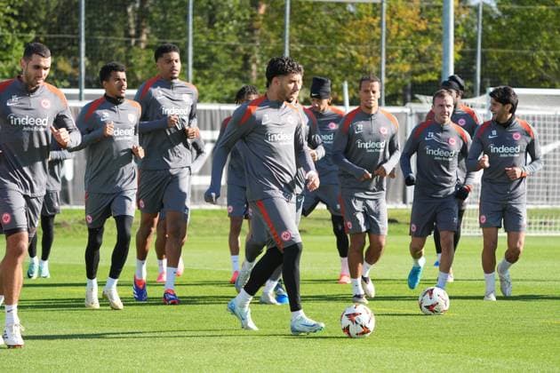 Omar Marmoush (Eintracht Frankfurt, 07) und die Mannschaft laufen sich warm - Frankfurt 23.10.2024: Eintracht Frankfurt Abschlusstraining vor der Europa League gegen Riga, Deutsche Bank Park, UEFA Europa League