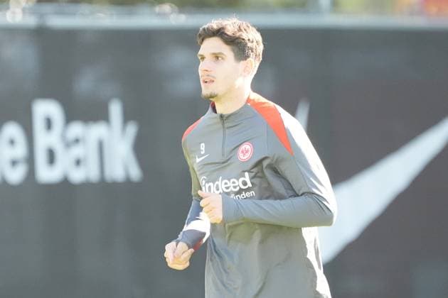 Igor Matanovic (Eintracht Frankfurt, 09) kommt verspätet zum Training und läuft sich individuell warm - Frankfurt 23.10.2024: Eintracht Frankfurt Abschlusstraining vor der Europa League gegen Riga, Deutsche Bank Park, UEFA Europa League