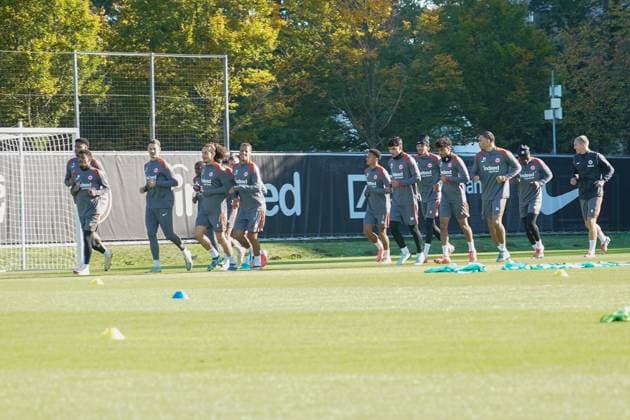 Mannschaft von Eintracht Frankfurt läuft sich warm *MAX* - Frankfurt 23.10.2024: Eintracht Frankfurt Abschlusstraining vor der Europa League gegen Riga, Deutsche Bank Park, UEFA Europa League