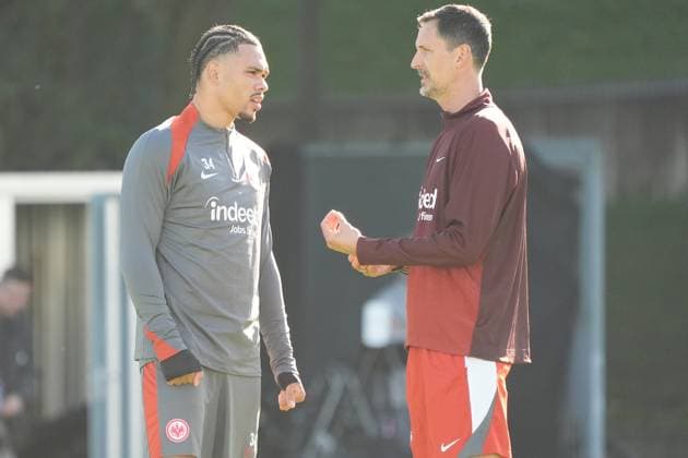 Trainer Dino Toppmöller (Eintracht Frankfurt) im Gespräch mit Nnamdi Collins (Eintracht Frankfurt, 34) - Frankfurt 23.10.2024: Eintracht Frankfurt Abschlusstraining vor der Europa League gegen Riga, Deutsche Bank Park, UEFA Europa League